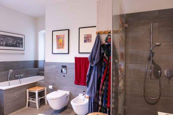 Hauptbad mit separater Dusche+ Bidet