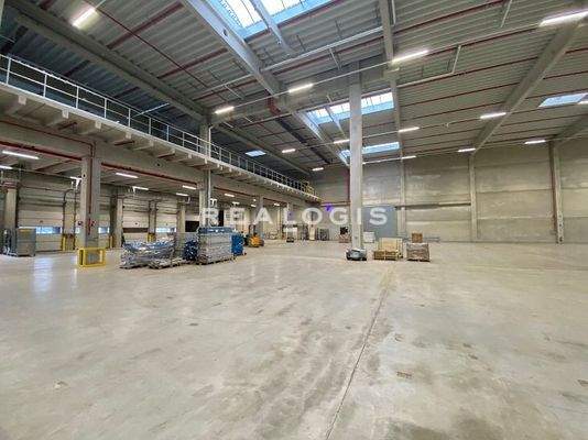 Innenansicht mit Mezzanine