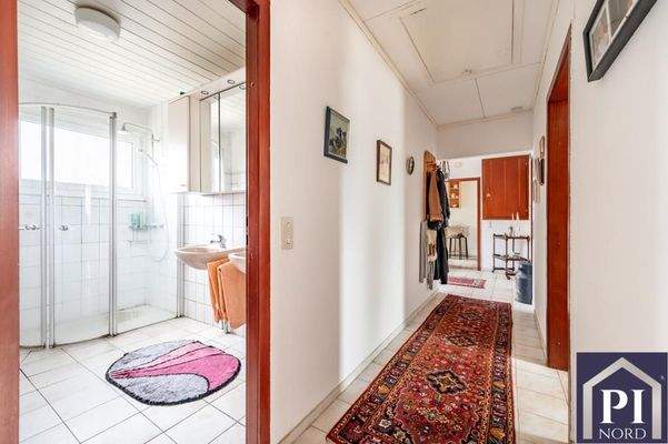 Badezimmer mit ebenerdiger Dusche