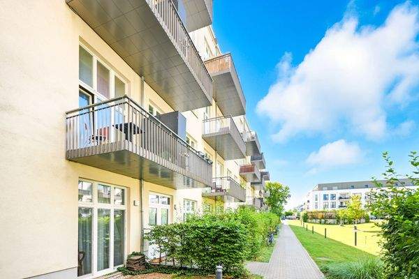 kleiner Balkon und Zugangsseite