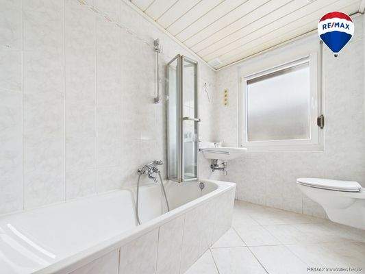 REMAX Immobilien DeLux Mehrfamilienhaus Badezimmer Saarbrücken Mark Borowicz