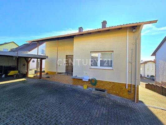 Rückansicht des Hauses mit Hauseingang