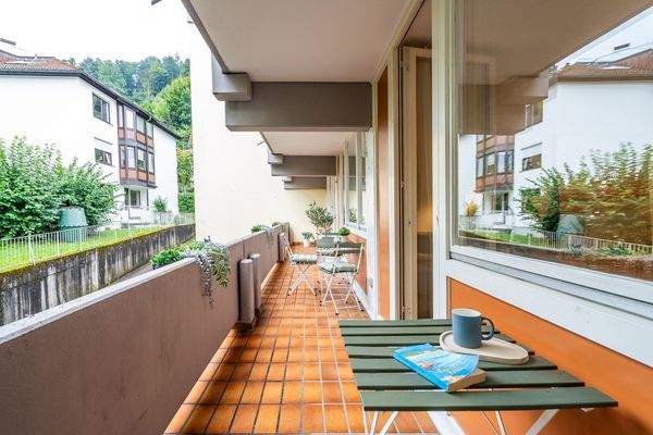 Balkon über Wohnungslänge