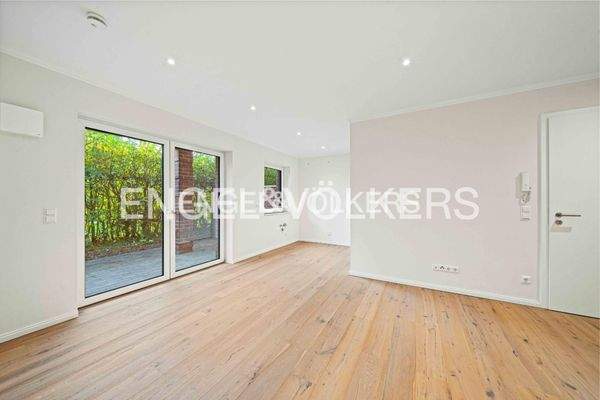 Offener Wohnbereich mit Zugang zur Terrasse und offenen Kochbereich