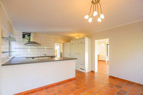 Einbauküche mit Essbereich