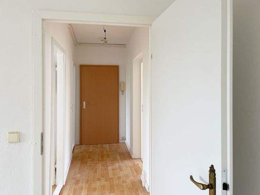 Flur mit Blick zur Wohnungstür.JPG