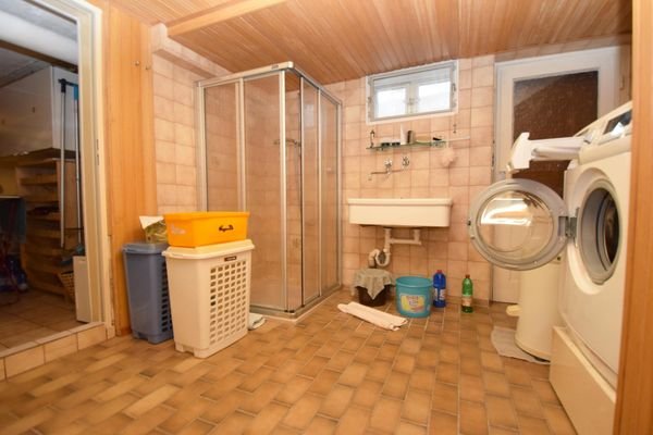 Duschbad im Keller.