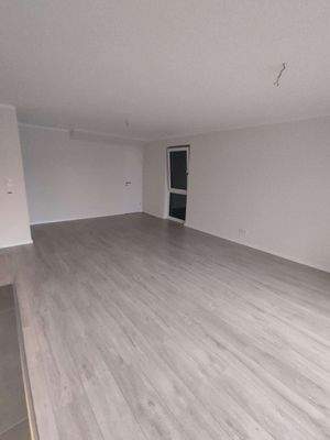 Leerer Wohnraum mit Tür