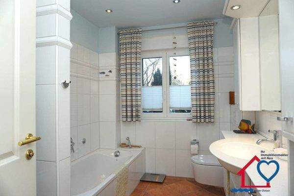 EG Badezimmer Badewanne.JPG