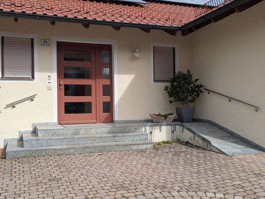 Eingangsbereich mit Rollstuhlauffahrt
