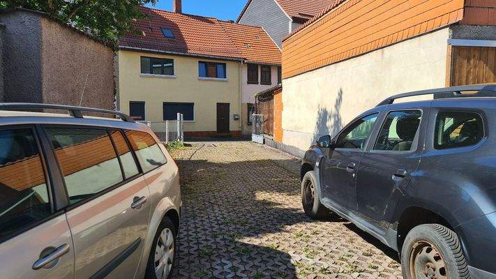Hof mit Stellplätzen