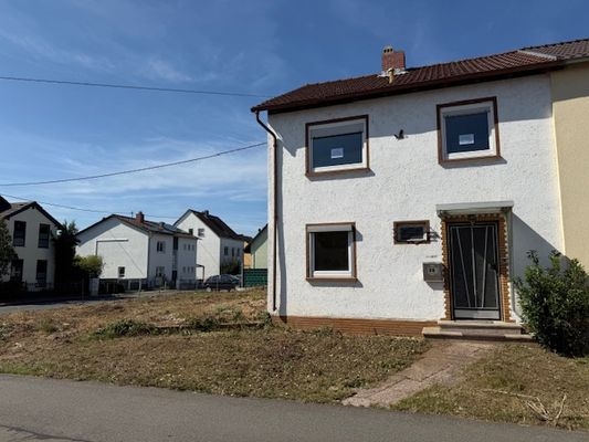 Straßenansicht mit möglichem Bauplatz