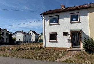 Straßenansicht mit möglichem Bauplatz