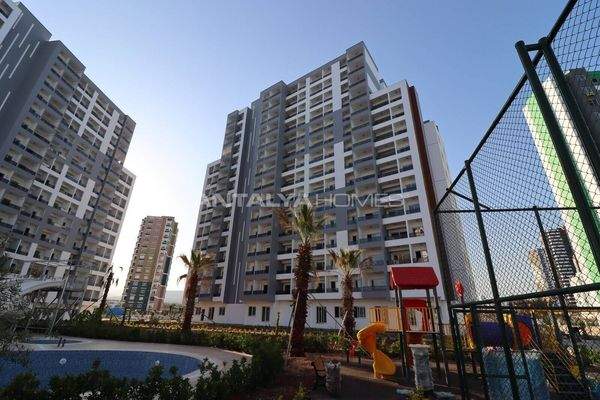 Modern Flats Rich Featured Complex Close to the Sea in Mersin