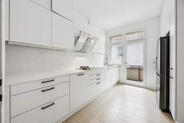 Küche mit Küchenbalkon