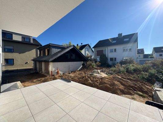 Großzügige Terrasse mit Ausblick auf den zukünftigen Garten