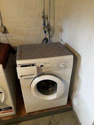 Waschmaschinenplatz im Keller