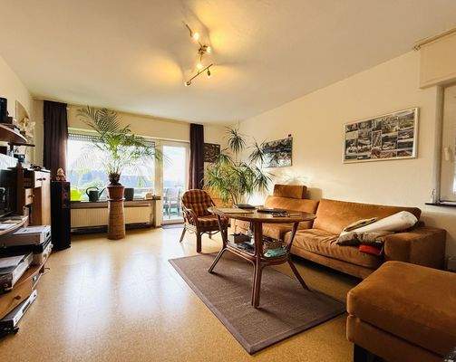 Wohnzimmer mit Zugang zum Balkon