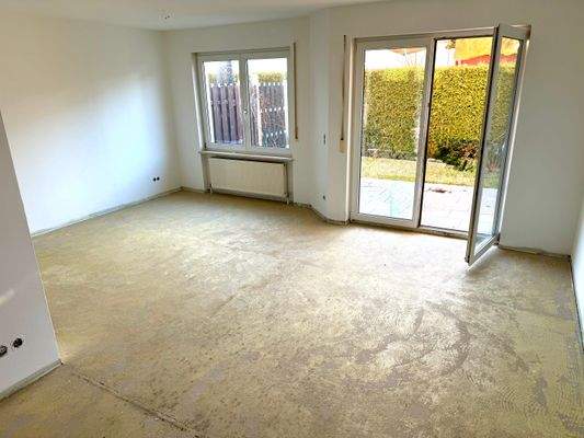 EG: Wohn-/Esszimmer mit Gartenzugang