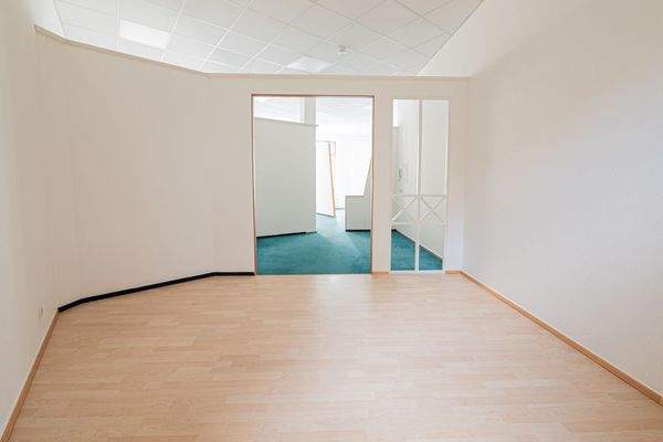 Großraumbüro mit Laminat