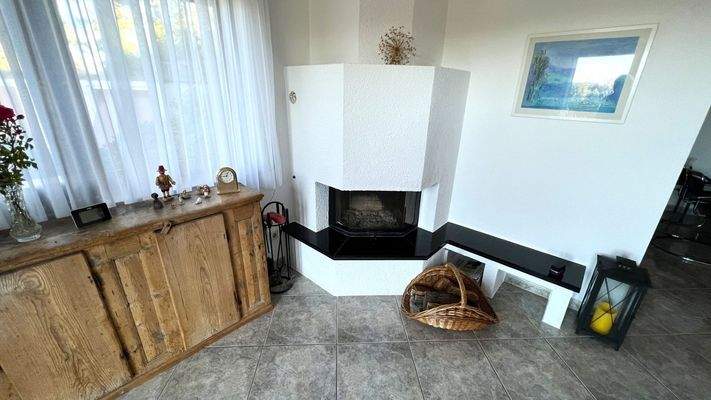 Wohnzimmer mit Kamin - EG