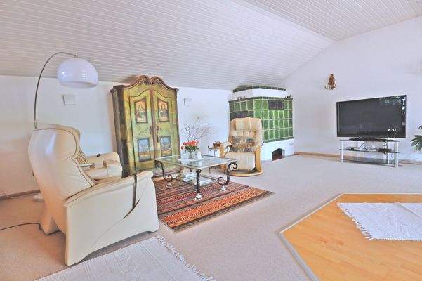 Wohnzimmer mit Kachelofen EG