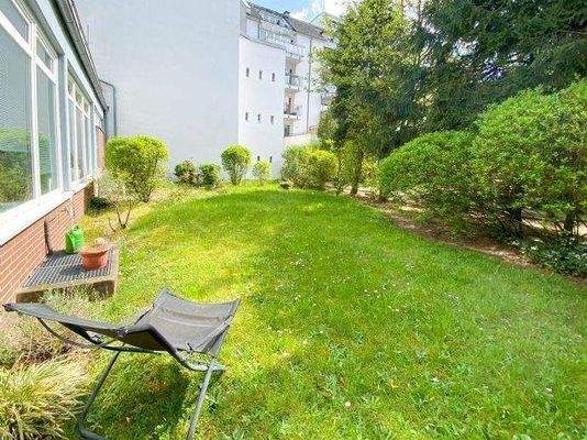 Grünfläche hinter dem Haus