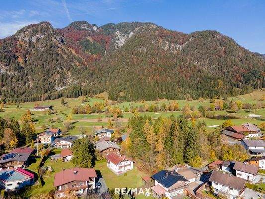 Blick von oben seitlich frontal auf Gesamtgrundstu