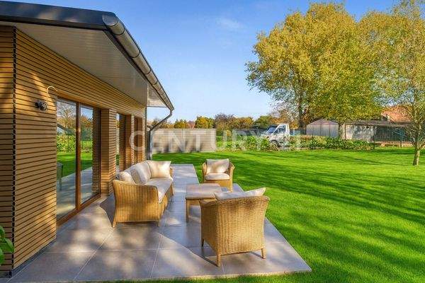 Sonnige Terrasse als Herzstück des Außenbereichs – ideal für