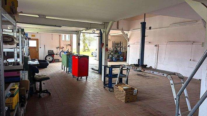 Halle 1 - Werkstatt, Hebebühne