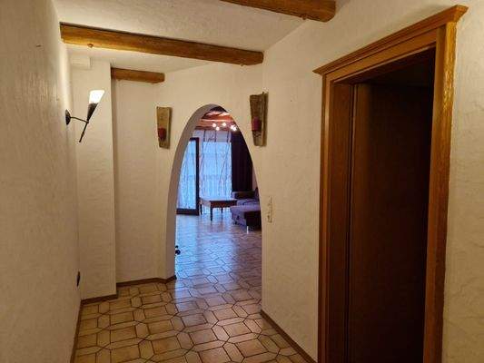 Bogendurchgang ins Wohnzimmer