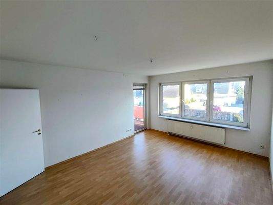 Wohnzimmer mit Zugang zum Balkon