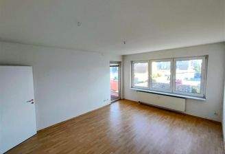 Wohnzimmer mit Zugang zum Balkon