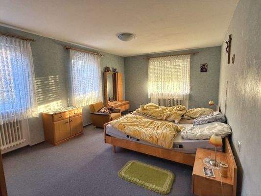 Geräumiges Schlafzimmer im OG