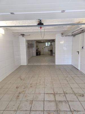 Blick in die lange Garage