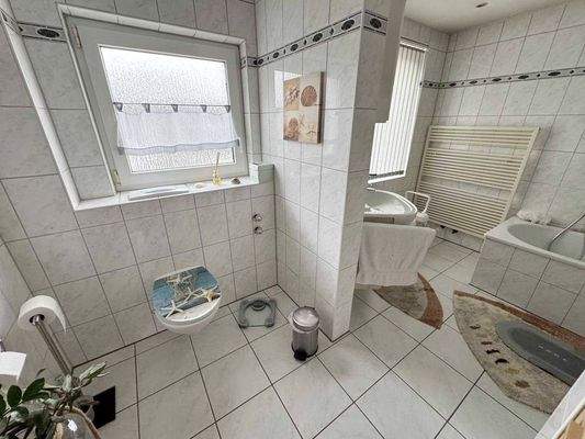 1- OG rechts Badezimmer