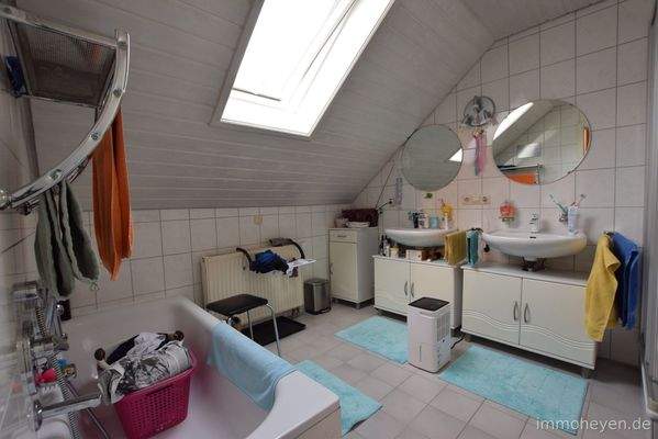 Bad mit Wanne und Dusche der Dachgeschosswohnung