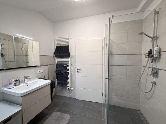 Bad mit Dusche u. Wanne