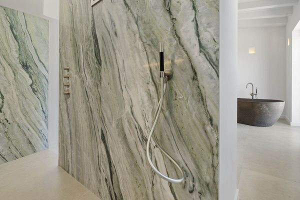 Dusche aus Marmor
