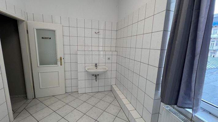 Bad mit Dusche und Waschbecken