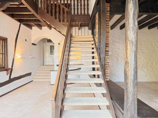 4936 Treppe aus dem Wohnbereich 