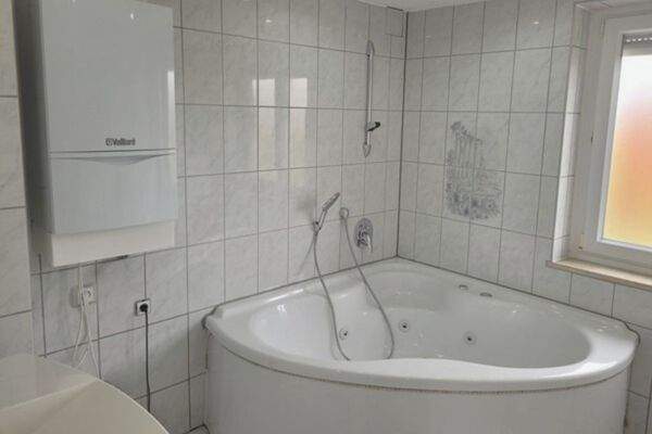 Badewanne mit Whirlpoolfunktion