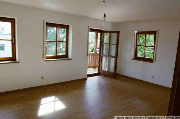 Teil vom Wohnbereich mit Balkonzugang