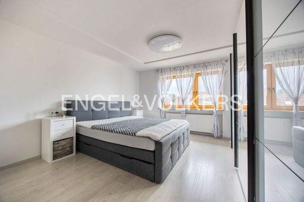 18 m² großes und renoviertes Schlafzimmer im Obergeschoss mit hellem Laminatboden