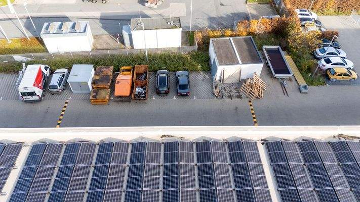 ... direkt an der Halle