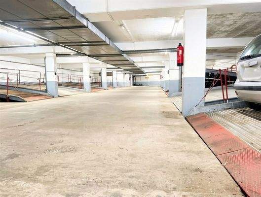 Parkhaus - (KI generiert)