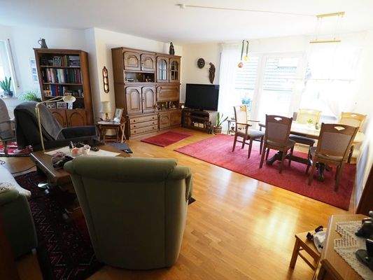 Wohn-/Esszimmer mit Zugang zum Balkon