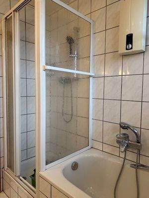 Bad mit Wanne und Dusche