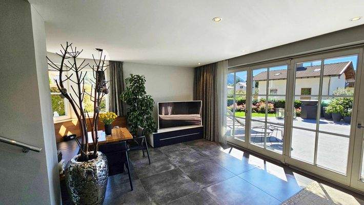 Wohnbereich mit Zugang Westterrasse, Sonniges Einfamilienhaus mit Doppelgarage