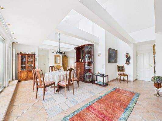 Esszimmer mit offenem Dachstuhl